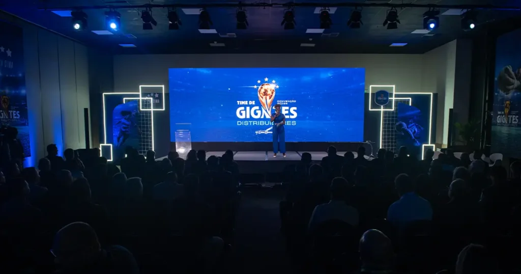 Palco da Convenção de Distribuidores 2026 da M. Dias Branco com o tema Time de Gigantes