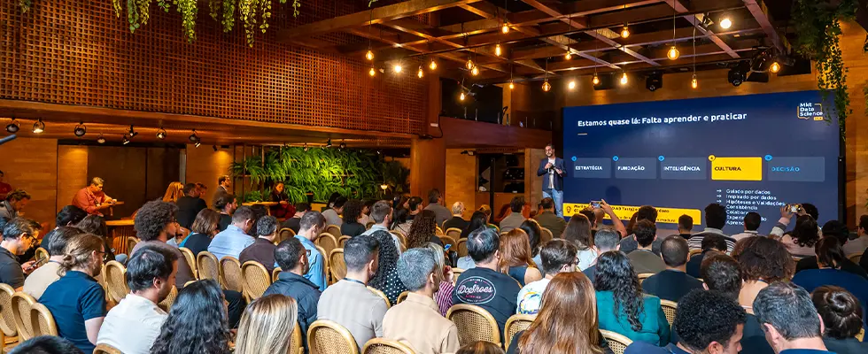 Visão geral do Marketing Data Science 2026 com palco e público na Casa Noma